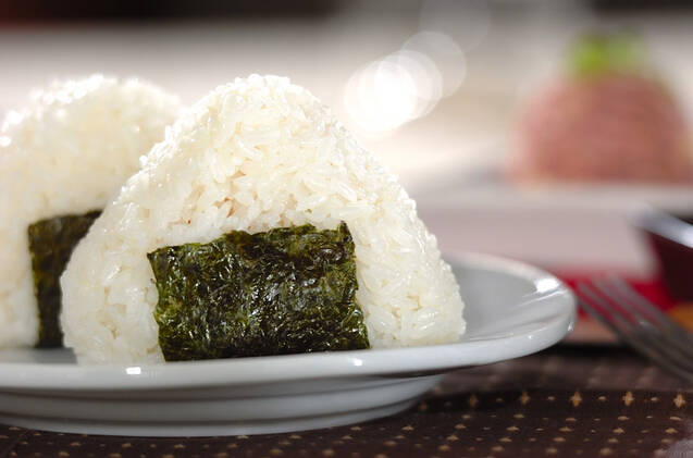 白い皿に盛られた、チーズマヨネーズの鮭おにぎり