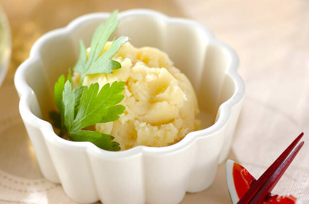 白い花型に盛られたアンチョビポテトクリーム和え