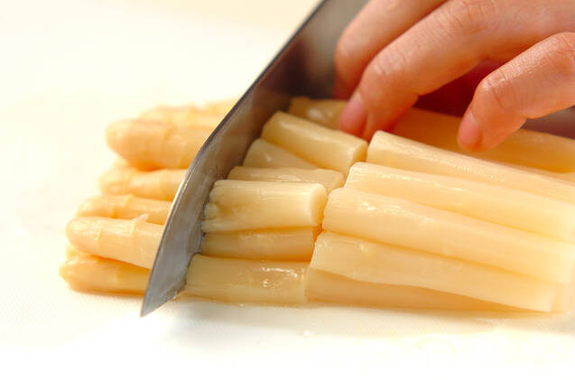 ホワイトアスパラの卵炒めの作り方の手順1