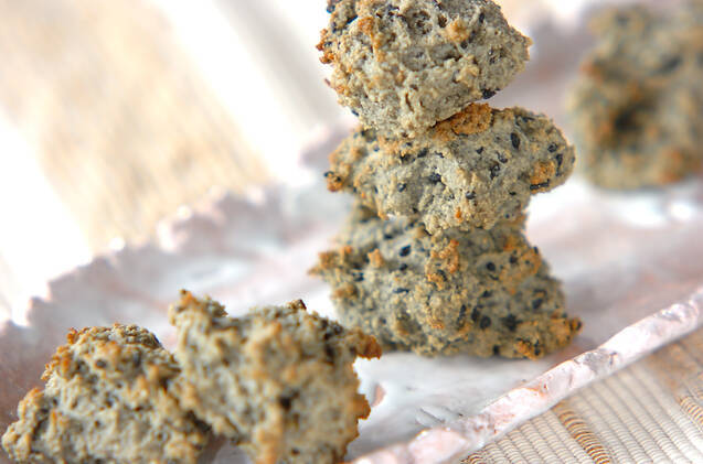 紙の上に置かれた黒ごまドロップクッキー