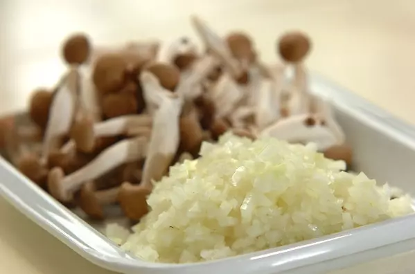 サバ缶で手軽にドライカレー 15分で出来るの下準備1