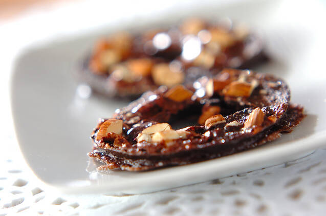 白い角皿に盛り付けたココアベーグルラスク