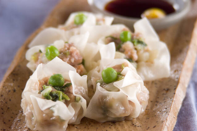 茶色い皿に並んでいるえびと豚肉のしゅうまい