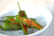 シシトウのおかか詰め焼き