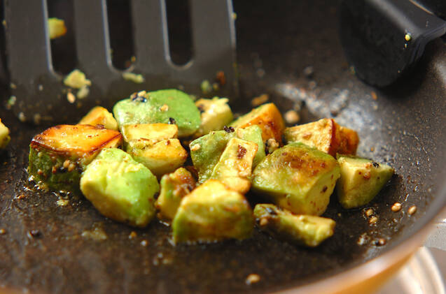 アボカドのマヨゴマ炒めの作り方の手順2