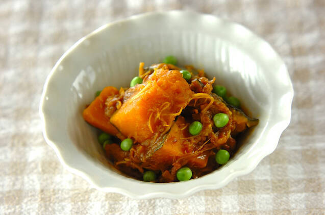 白い器に盛りつけられた牛丼でかぼちゃの煮物