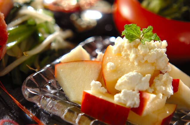 ガラスの器に盛られたりんごとカッテージチーズのデザート