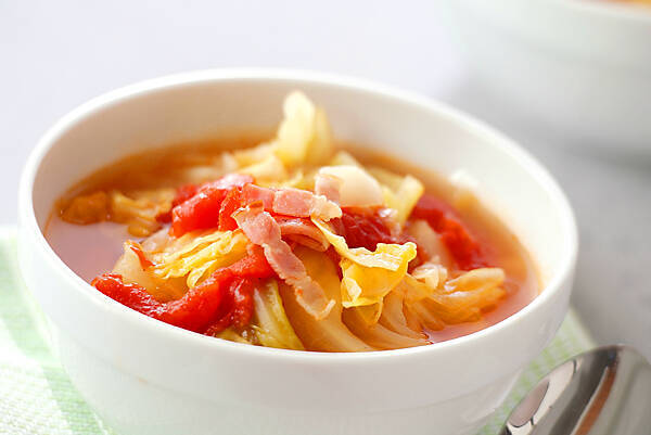 キャベツとトマト、ベーコンが入ったコンソメ味のスープアップ画像