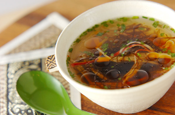 白の器に入った生姜ともずくのスープ