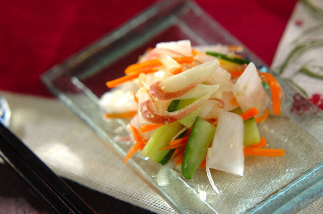 透明なお皿に盛りつけた大根とミョウガの即席漬け