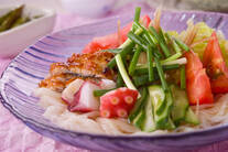 熱々ゴマ油をじゅわっとかけて！ウナギとタコの素麺