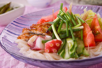 熱々ゴマ油をじゅわっとかけて!ウナギとタコの素麺