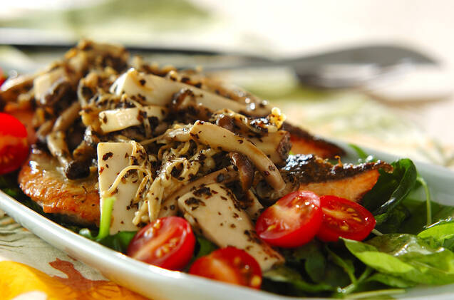 白い皿に盛られた、サーモンのムニエルバジルソース