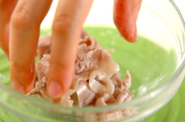 塩麹漬け豚と玉ネギのサラダの作り方の手順1