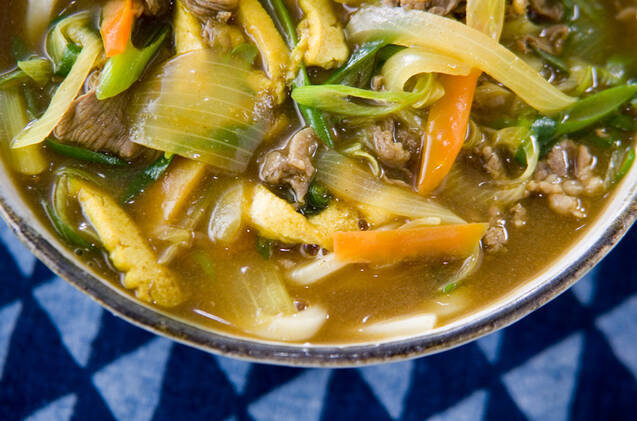 牛肉、玉ねぎ、ニンジン、青ネギのカレーうどん