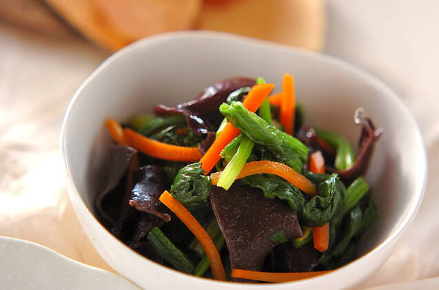 白い器に盛られたきくらげと青菜のからし和え