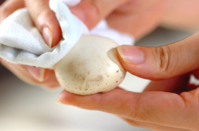 マッシュルームとエビのハーブ炒めの作り方の手順1