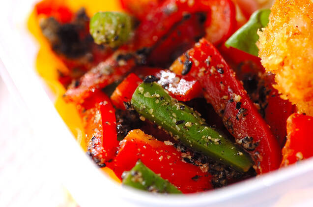 パプリカとサヤインゲンの黒ゴマ和え