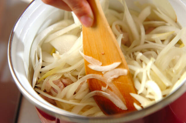 たっぷり玉ネギのトマトスープの作り方の手順4