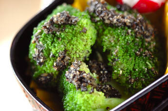 ブロッコリーの黒ゴマ和え