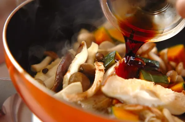 レンジで時短!かぼちゃとキノコのほくほくチーズ炒めの作り方3