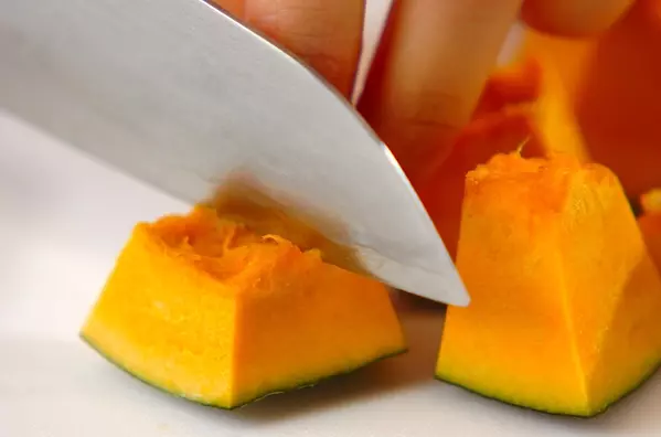 レンジで時短!かぼちゃとキノコのほくほくチーズ炒めの作り方1