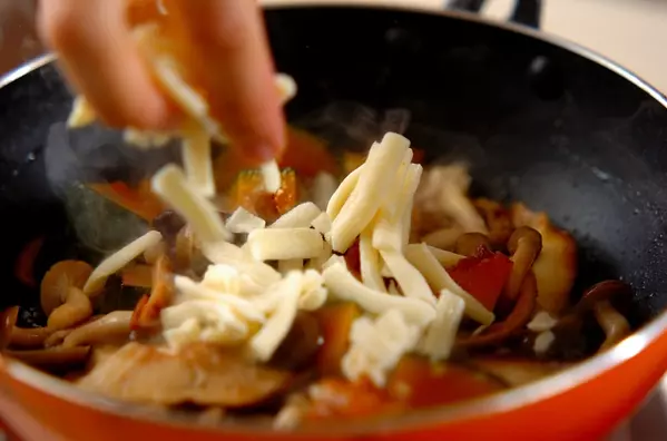 レンジで時短!かぼちゃとキノコのほくほくチーズ炒めの作り方4