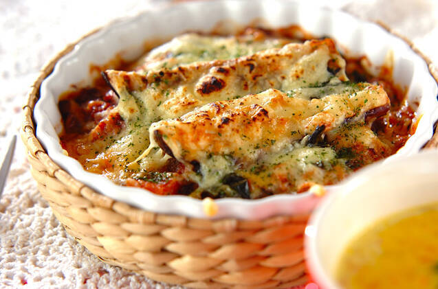 グラタン皿に入ったなすとトマトソースのグラタン