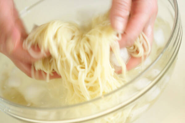 酔っぱらいエビの冷製イチゴソーススパゲティの作り方の手順3