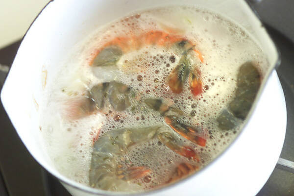 酔っぱらいエビの冷製イチゴソーススパゲティの作り方の手順2