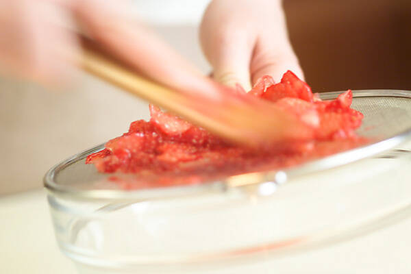 酔っぱらいエビの冷製イチゴソーススパゲティの作り方の手順4