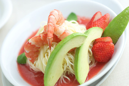 酔っぱらいエビの冷製イチゴソーススパゲティ