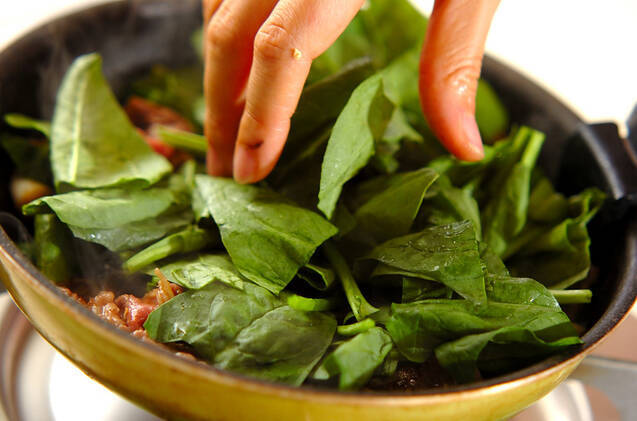 牛肉とホウレン草のオイスターソース炒めの作り方の手順2