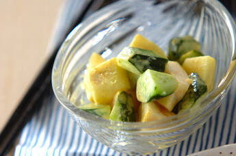 キュウリとリンゴの和え物