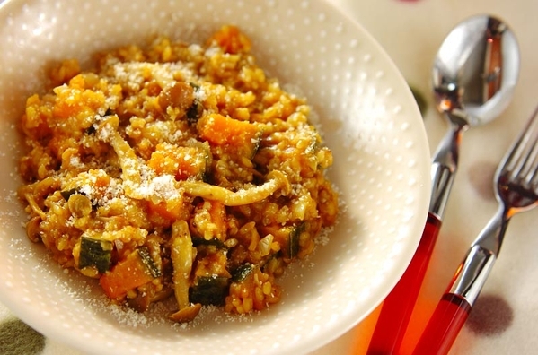 白いお皿にカボチャのカレーリゾットが盛られている