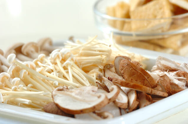 キノコと油揚げの甘辛煮の作り方の手順1