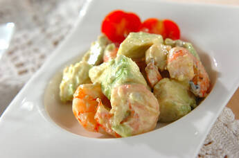 黄金コンビ!エビとアボカドのワサビマヨ和え