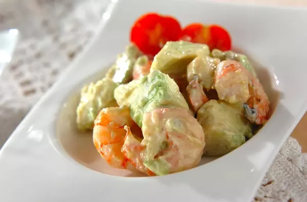 黄金コンビ!エビとアボカドのワサビマヨ和え