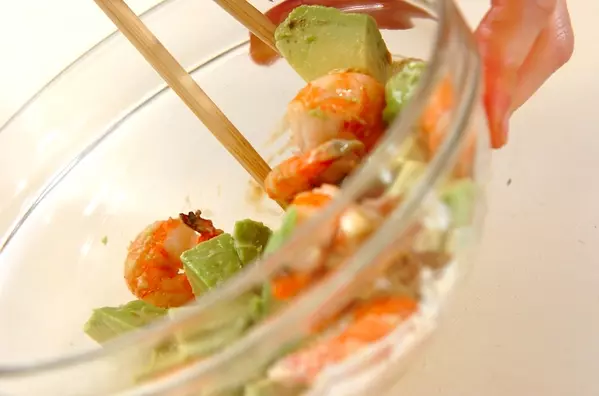 黄金コンビ!エビとアボカドのワサビマヨ和えの作り方1