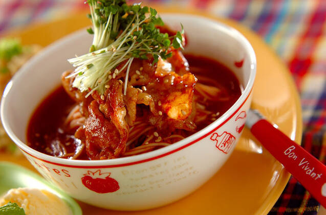 白地に赤い柄の入った丼によそったトマトぶっかけそうめん