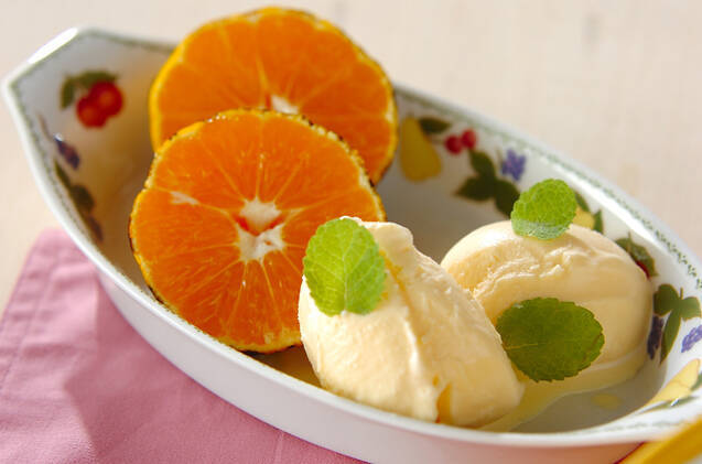 皿に盛られた焼いたみかん