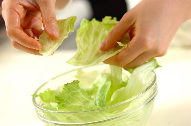 レタスとふわふわ卵のスープの作り方の手順1