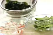 カニとワカメの酢の物の下準備1