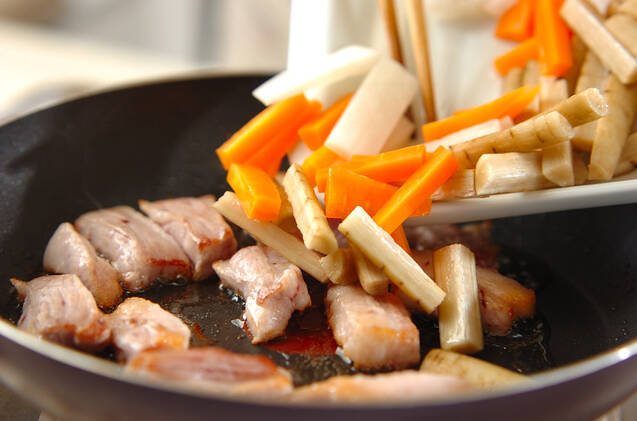 豚肉と根菜の甘辛炒め煮の作り方の手順3