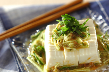 冷や奴の梅みそキュウリのせ