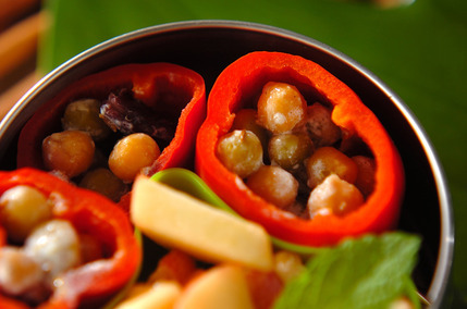 ビーンズサラダのピーマンカップ