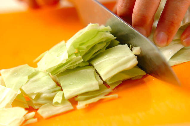 キャベツと天かすのみそ汁の作り方の手順1