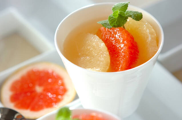 白い器に盛り付けられたピンクグレープフルーツと寒天ゼリー