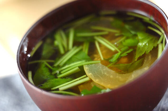 茶色いお椀に盛られた、白瓜と三つ葉のお吸い物
