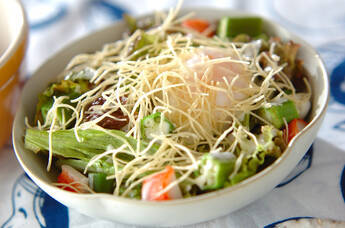 揚げ素麺のパリパリサラダ